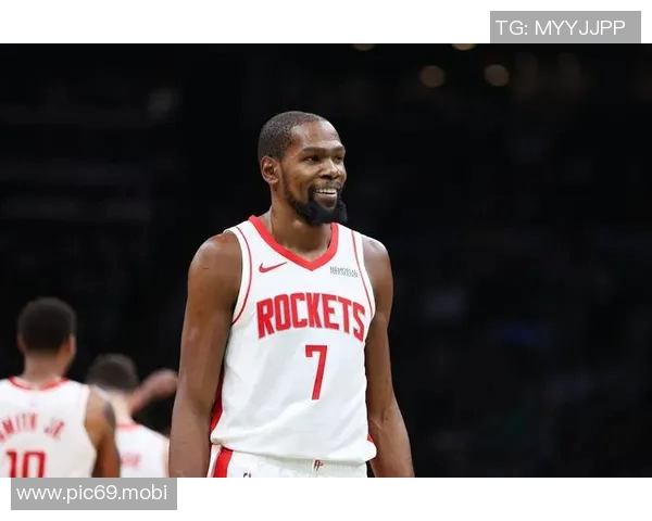 火箭三重奏爆发，谢泼德领航队伍流畅进攻，乌度卡与杜兰特纷纷点赞