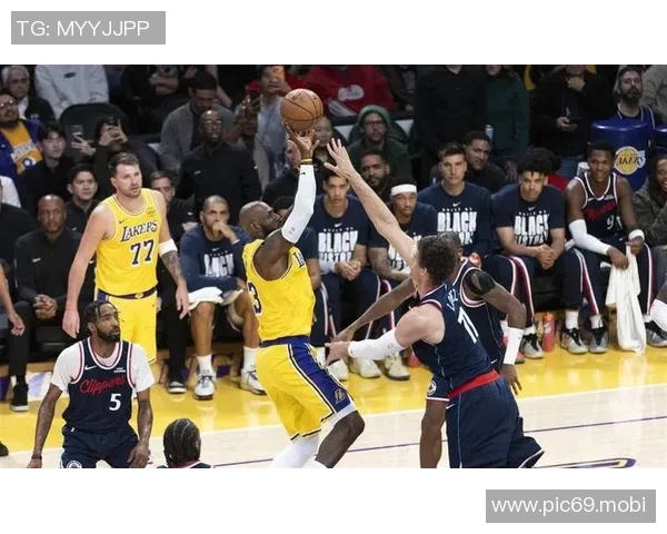 卢卡·东契奇砍下38分11助，湖人125-122力克快船，洛城德比战战成2胜2负